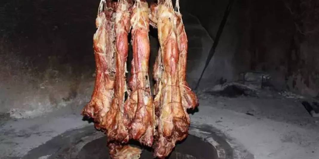 3 metrelik tandırlarda pişiyor: Tescilli büryan iftarın vazgeçilmezi oluyor 3